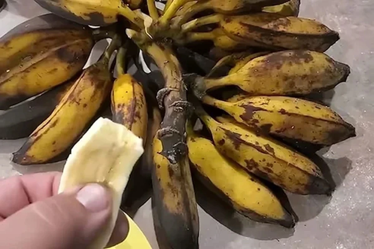 Bananos maduros y uno pelado